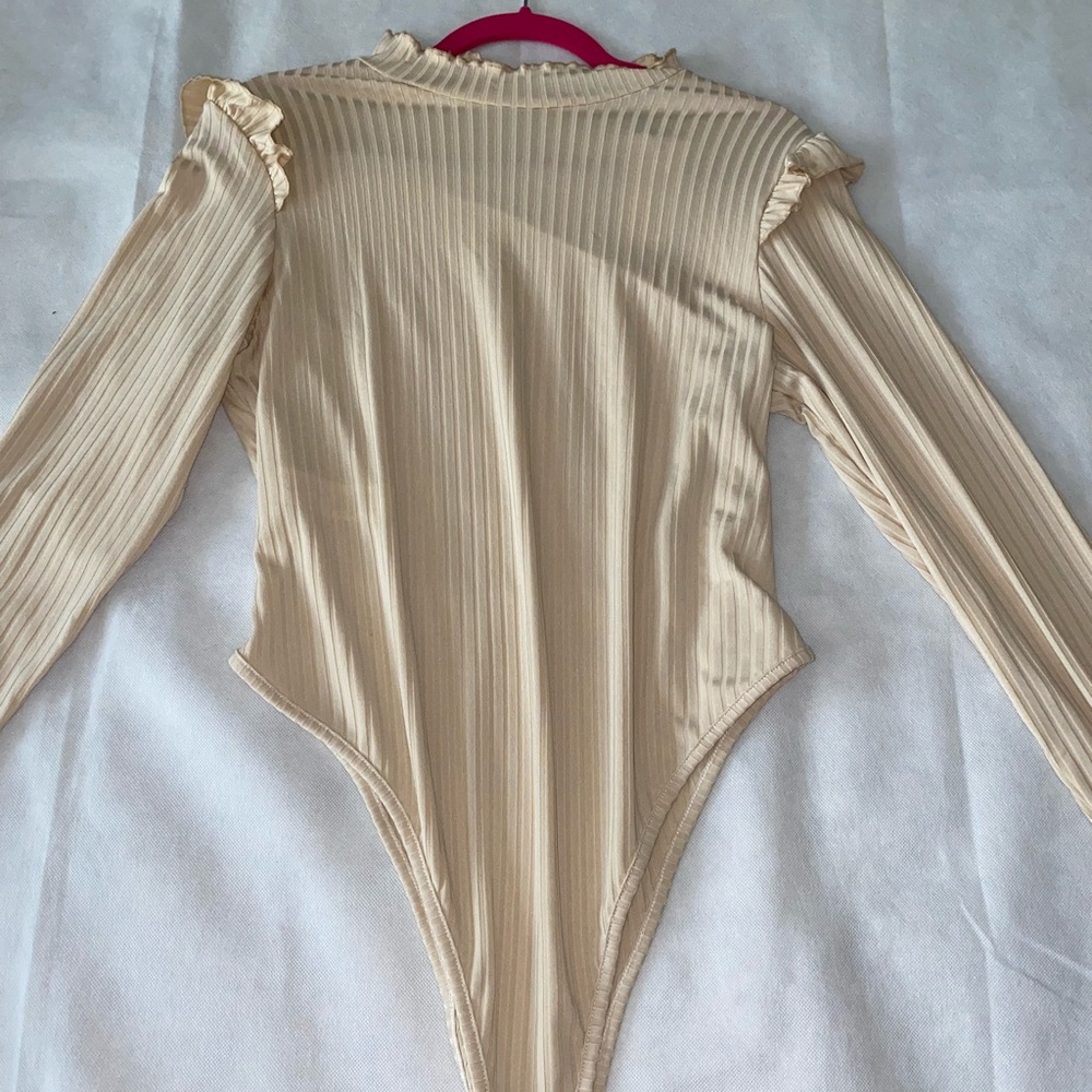 ⭐️2 for $5⭐️ Nude Bodysuit w/ ruffle shoulders